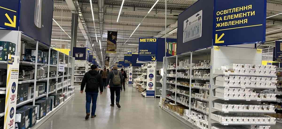 Освітлення мережі супермаркетів METRO лінійними світильниками STICK від компанії meregat